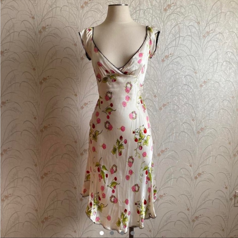 ISO GRADUATION DRESS PLS! (don’t buy)